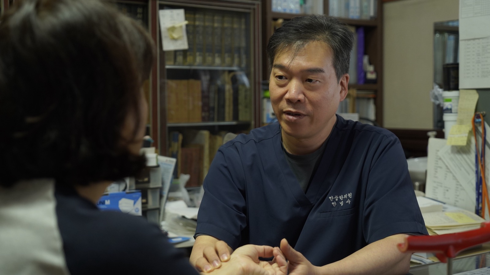 안병수 원장이 환자와 상담하는 모습